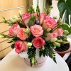 Нежно-розовая коробка цветов