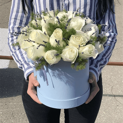 Белые розы с лавандой в шляпной коробке