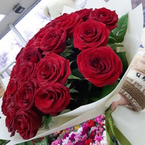 Шикарные бордовые розы 70 см